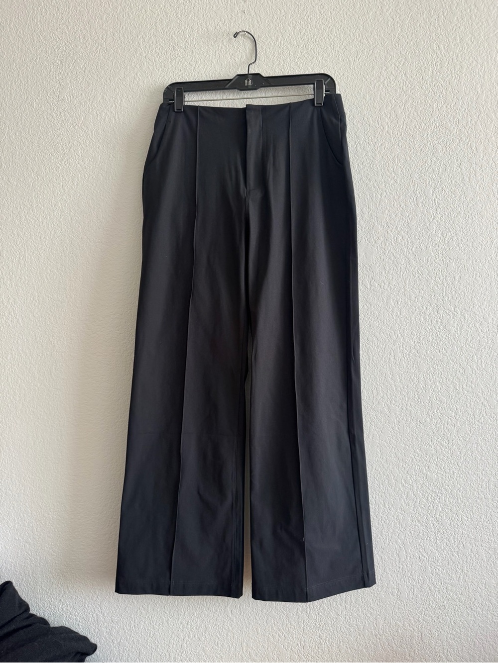 Vuori Meta Wideleg Pant Women’s size Medium Black Athleisure Office Lounge